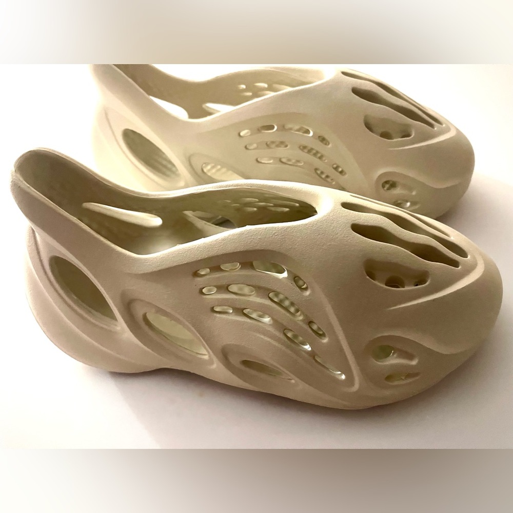 Foam Runners Unisex for Men & Woman- Creme/ Size 6 men will fit Size 8 Women